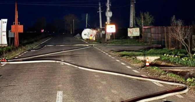 O cisternă cu 30.000 de litri de GPL s-a răsturnat în Prahova. 70 de oameni au fost evacuați