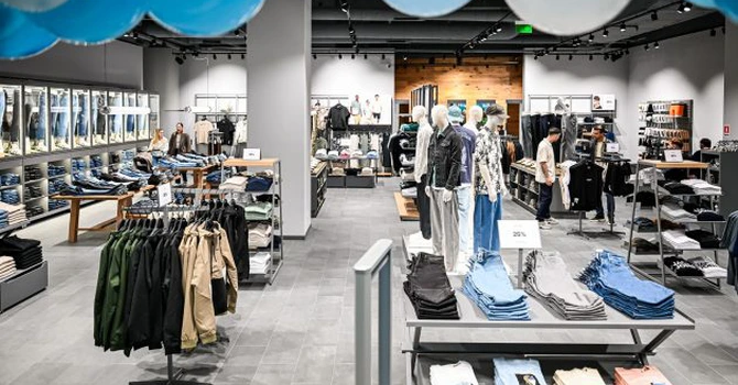 Un gigant cu peste 600 de magazine a intrat oficial în România. Orașul surpriză ales pentru prima deschidere, în loc de București