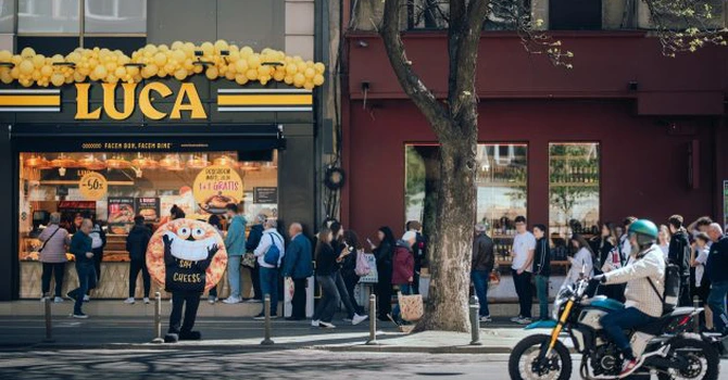 După ce a ieftinit covrigii, Luca reintroduce un produs preferat de români. Cât costă