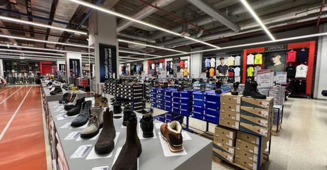 Dispare un mare lanț de magazine din România. Cine îi ia locul