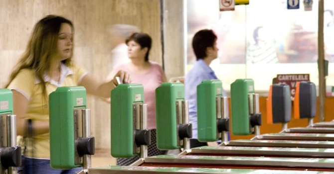 Nu mai creşte preţul călătoriei la metrou. Scumpirea a fost anulată, anunţă Ministrul Transporturilor