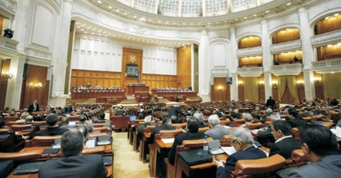 Moţiunea de cenzură a fost depusă la Parlament. A fost semnată de 251 de parlamentari