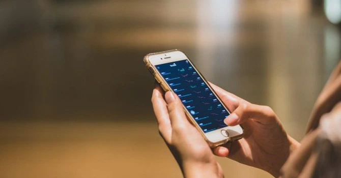 Analiză: Cum au redus noile aplicații financiare timpii de retragere online de la 3 zile la câteva secunde