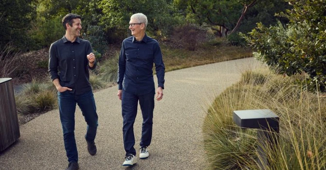 Schimbare istorică la Apple: Tim Cook renunță la funcția de CEO, John Ternus este succesorul desemnat