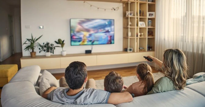 Românii au luat televizoare de sute de milioane de euro și cumpără tot mai scump. ”Oamenii nu se mai uită doar la preț” – Vicepreședinte Samsung România și Bulgaria