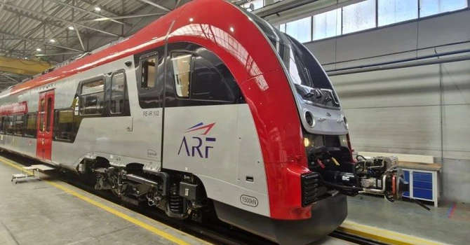 Cele 20 de trenuri de lung parcurs de la Pesa și cele 16 locomotive de la Alstom, transferate pe finanțare din Fondul pentru Modernizare