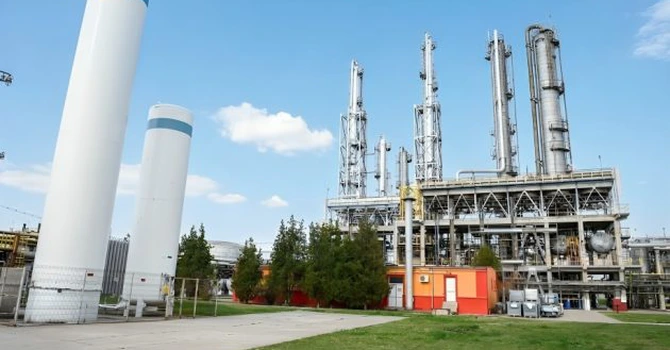 Cea mai veche rafinărie din România, Vega Ploieşti, începe dezvoltarea unei centrale fotovoltaice şi o baterie de 9 MWh. Când va fi gata investiţia Rompetrol Rafinare