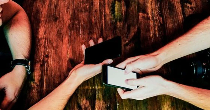 Cum pot cere și primi bani clienții ING Bank, pe numărul de telefon de la prietenii care au cont la alte bănci, fără IBAN și fără comisioane de transfer