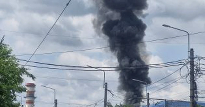 UPDATE: Nu sunt victime. Incendiu la CET Vest din București. Fumul se vede de la mare distanță (VIDEO)