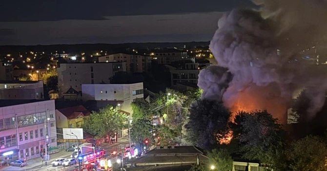 Incendiu în Capitală! Un restaurant și trei magazine au ars pe șoseaua Colentina. Locatari evacuați