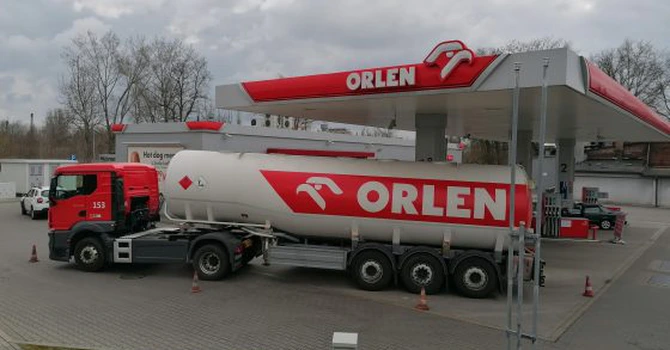 Invazie în Polonia de șoferi din țările vecine, care caută să cumpere cantități cât mai mari din una dintre cele mai ieftine benzine din UE