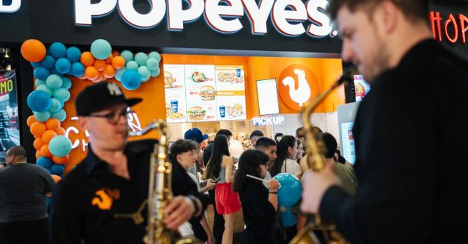 Rețeaua Popeyes are un restaurant în plus în România începând de ieri. Peste 2.000 de persoane au trecut pragul unității în ziua deschiderii