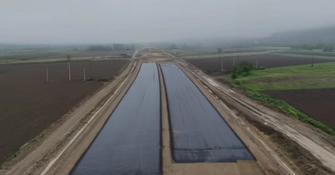 VIDEO Asfalt pe Autostrada Unirii A8: Imagini noi cu cel mai avansat lot, cel al turcilor de la Nurol