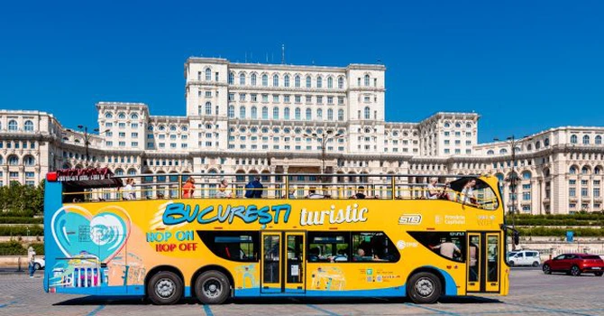 FOTO Autobuzele turistice ale Bucureștiului revin, de mâine, pe traseu
