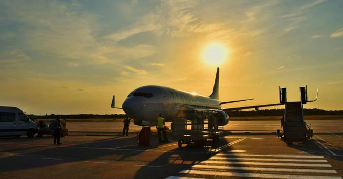 Criză de kerosen și prețuri majorate la vacanțe și bilete de avion: Clarificările oficiale ale UE. Documentul care spune clar dacă ești obligat să plătești majorările de preț sau nu