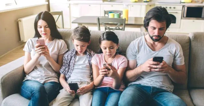CEO-ul eMAG: Scad vânzările de mobilă, mașini de spălat și frigidere, dar nu și de telefoane cu AI