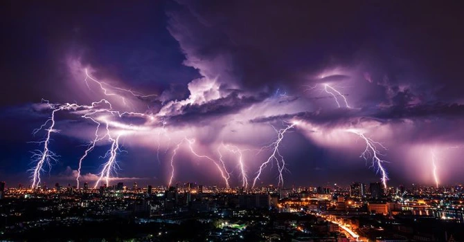Fenomene extreme în Bucureşti şi în jumătate din ţară – Când se strică vremea în Capitală şi care vor fi zonele din ţară afectate de Cod galben de averse torenţiale şi vijelii (prognoză ANM)