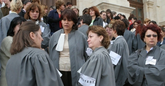 Grefierii se pregătesc de proteste faţă de noua lege a salarizării