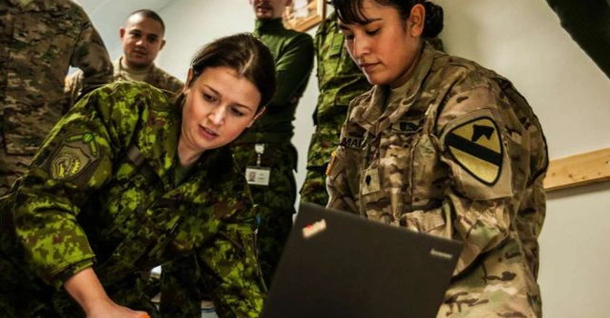 O țară din NATO și UE ar putea obliga femeile să meargă în armată