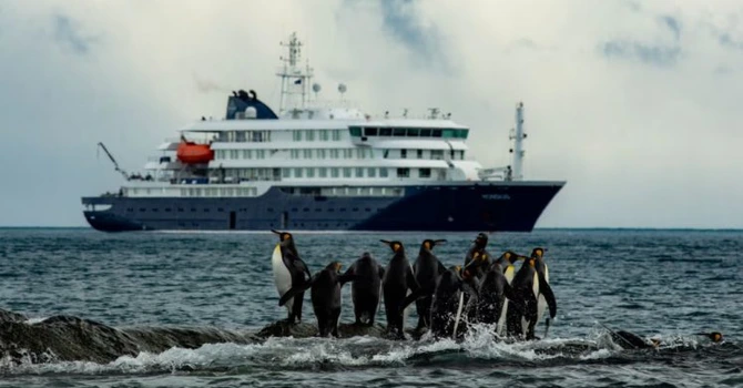 Nava de croazieră afectată de un focar de hantavirus a ajuns în Tenerife