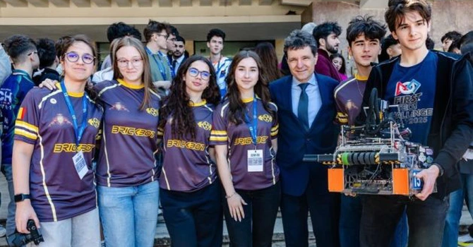 Nicuşor Dan – mesaj pentru elevii participanţi la campionatul de robotică din SUA: România e mândră de voi
