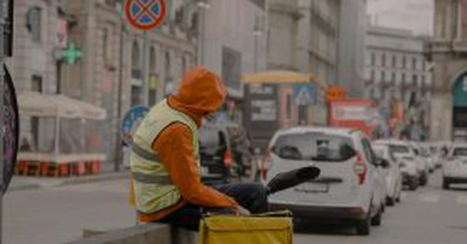 Deliveroo și Glovo, anchetate în Italia ca urmare a plângerii livratorilor