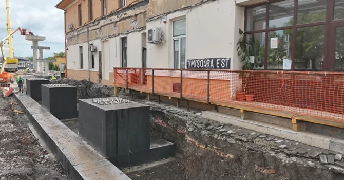 VIDEO Calea ferată Caransebeș – Timișoara – Arad: WeBuild montează noua pasarelă pietonală în stația Timișoara Est