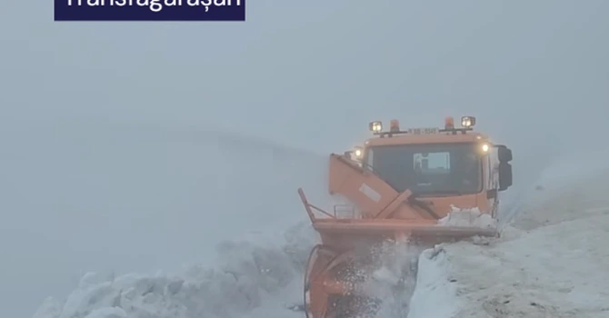 VIDEO Misiune imposibilă pe Transfăgărășan: Deschis în mai puțin de o lună, deși grosimea stratului de zăpadă depășește și cinci metri
