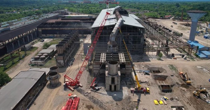 VIDEO Imagini spectaculoase de la UMB Steel: O super-macara de 750 de tone a intrat pe șantierul de la Oțelu Roșu pentru a demonta vechea uzină