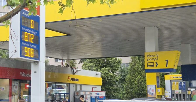 Benzina s-a ieftinit din nou considerabil azi, cât costă carburanții acum la fiecare lanț de benzinării