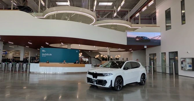 Dansul roboților la o aruncătură de băț de România. Cum arată, din interior, cea mai avansată uzină din istoria BMW și ce legături are cu vestul țării