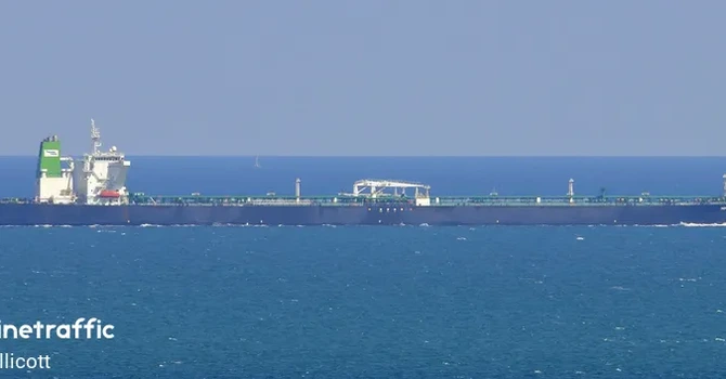 Patru petroliere iraniene încărcate cu țiței au traversat luni Strâmtoarea Ormuz în ciuda blocadei americane