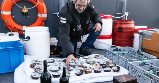 Autoritățile norvegiene recuperează obiecte de pe o navă scufundată în secolul XVIII, printre care porțelanuri chinezești, cupe și candelabre