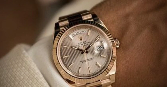 Rolex crește prețurile pentru ceasurile sale de aur, datorită unei cereri puternice din partea clienților bogați