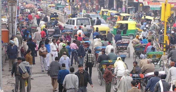 Locuitorii capitalei Indiei, New Delhi, vor primi subvenții de 1.000 de dolari pentru a-și schimba mașinile vechi cu autoturisme electrice