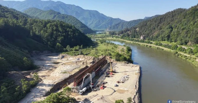 VIDEO Autostrada A1 Sibiu – Pitești: Imagini spectaculoase cu „podul verde” construit peste Olt