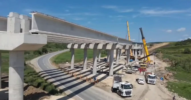 VIDEO Autostrada A3 Transilvania: Montarea grinzilor la cel mai lung viaduct din România, aproape finalizată