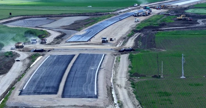 VIDEO Autostrada Unirii A8: Nurol lucrează cu 800 de muncitori pe secțiunea Tg Mureș – Miercurea Nirajului, realizată 50%
