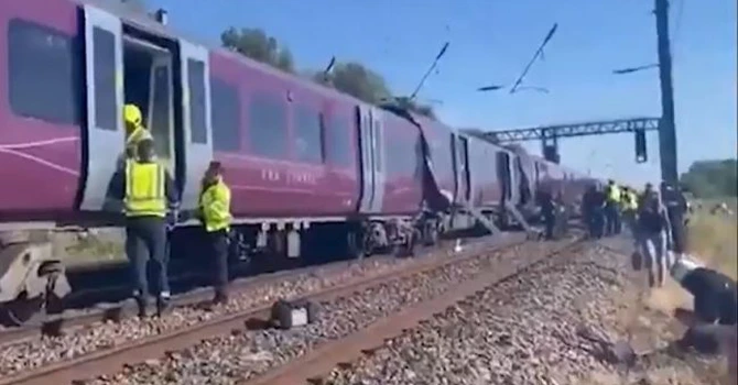 Două trenuri s-au ciocnit în Marea Britanie: un mort şi zeci de răniţi