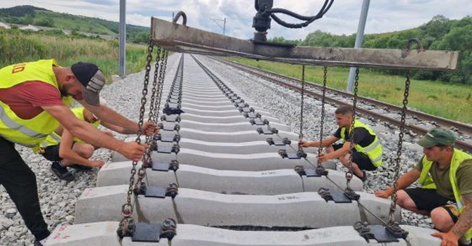 FOTO Calea ferată Cluj – Oradea: Tronsonul 1 are șina montată pe primul fir de circulație