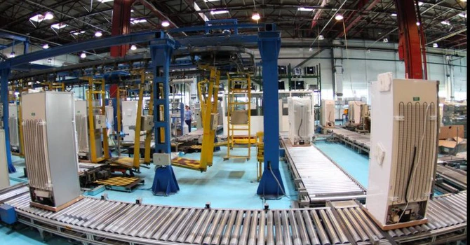 Afacerile din industrie au scăzut cu 1,8%, în primele patru luni din 2026