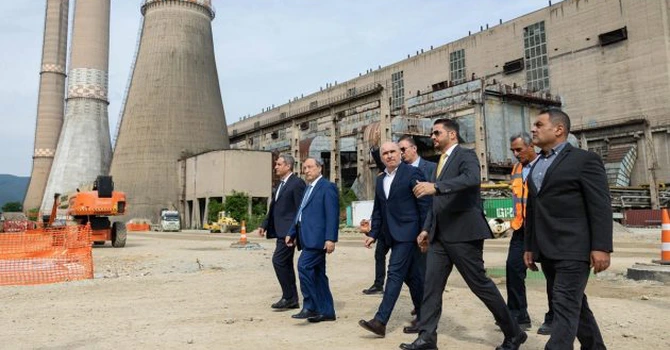 Bolojan a vizitat șantierul centralei pe gaze de la Mintia, realizată 83%: “Vor începe testele de interconectare dintre centrală și stația electrică”