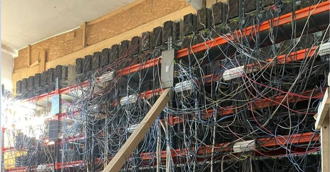 Fermă clandestină de criptomonede cu peste 400 de servere descoperită de ANAF într-o cladire dezafectată din Satu Mare