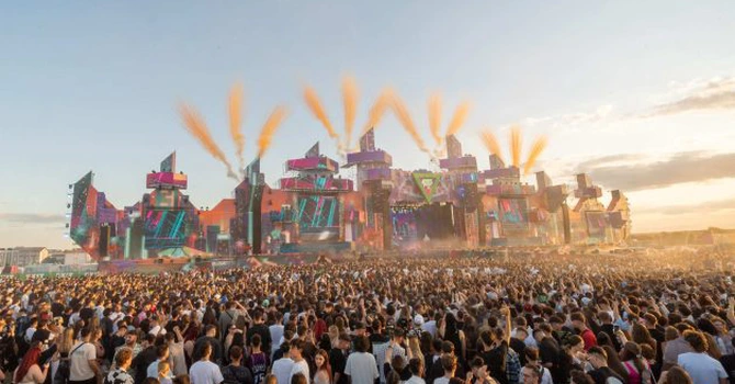 Efectul Nibiru la Costinești: Cât a ajuns să coste cazarea la Beach, Please! după ce Selly a cerut public „prețuri corecte”