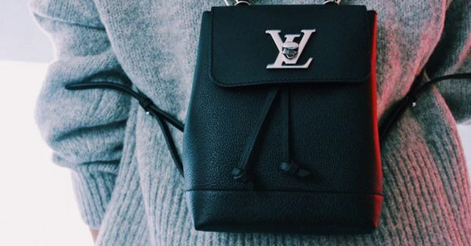 Românii nu se opresc din cumpărat: Ce afaceri record generează singurul magazin Louis Vuitton din țară pentru cel mai bogat om din Europa