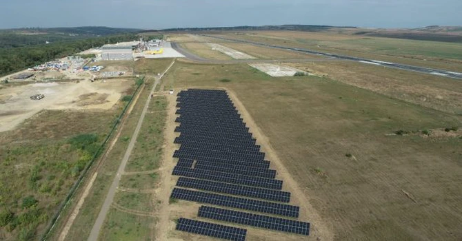 Nou parc fotovoltaic cu stocare la Aeroportul Iași. Contract câștigat de STRABAG