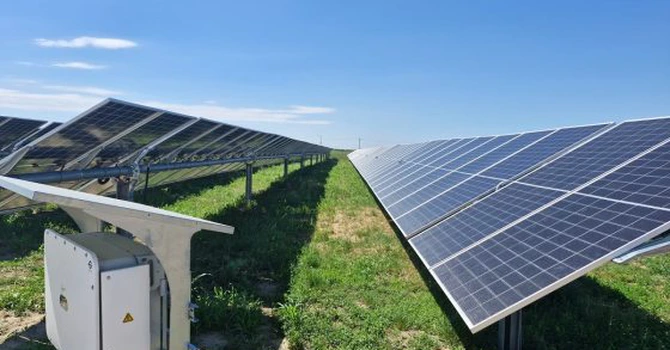 Nou record bătut de energia solară azi în România, aproape 2.700 MW la miezul zilei. Soarele asigură două treimi din consumul național de electricitate din rețea