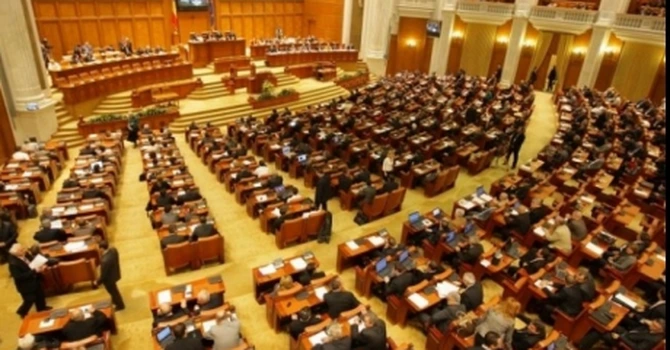 Plenul comun al Parlamentului se reuneşte luni, de la ora 21:30, pentru votul în cazul Guvernului Veştea