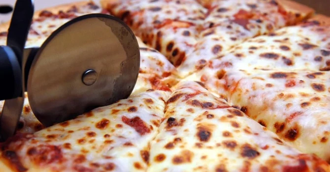 Prăbuşirea Pizza Hut. Celebrul brand este scos la vânzare după 10 trimestre consecutive de scăderi ale vânzărilor – Patronul Yum Brands poartă negocieri exclusive cu LongRange Capital