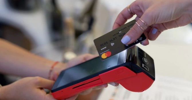 Important pentru toți românii cu card. Băncile îți pot pune limită pe plăți chiar dacă nu ai cerut asta și chiar dacă nu scrie în contract. Când și cum se întâmplă?